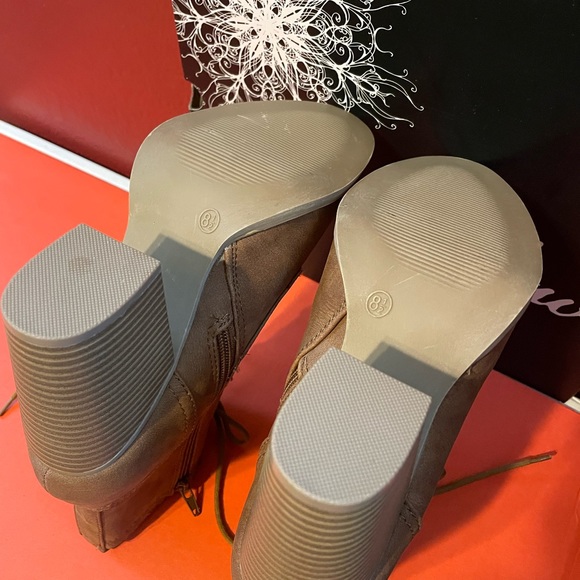 Curfew Brand, size 8.5, 3.5 in. Tall Heel Boots. - Picture 6 of 13